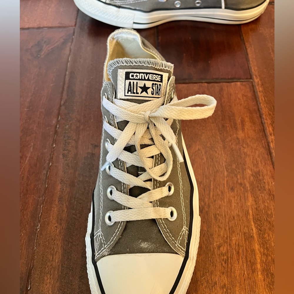 Gray converse low tops.